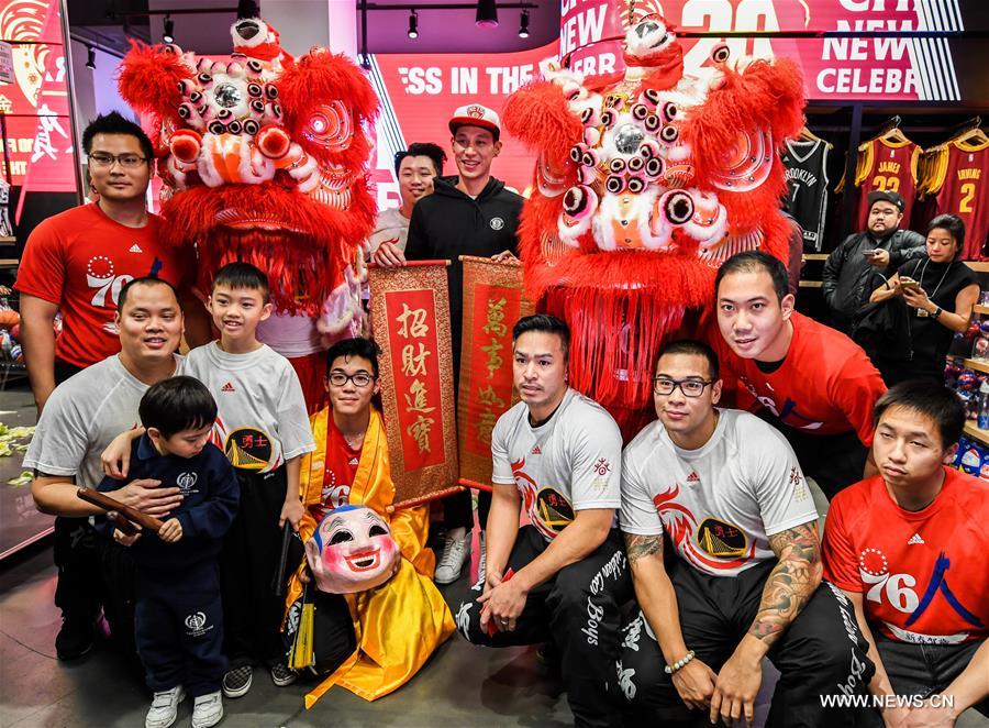 Brooklyn Nets guard Jeremy Lin (C, back) poses for a photo with lion dance performers at a Chinese New Year celebration at the NBA store on Manhattan 5th Avenue, New York City, the United States, on Jan. 24, 2017. Brooklyn Nets guard Jeremy Lin said on Monday he expected to be back to action in 3-5 weeks from his left hamstring injury. (Xinhua/Li Rui) 