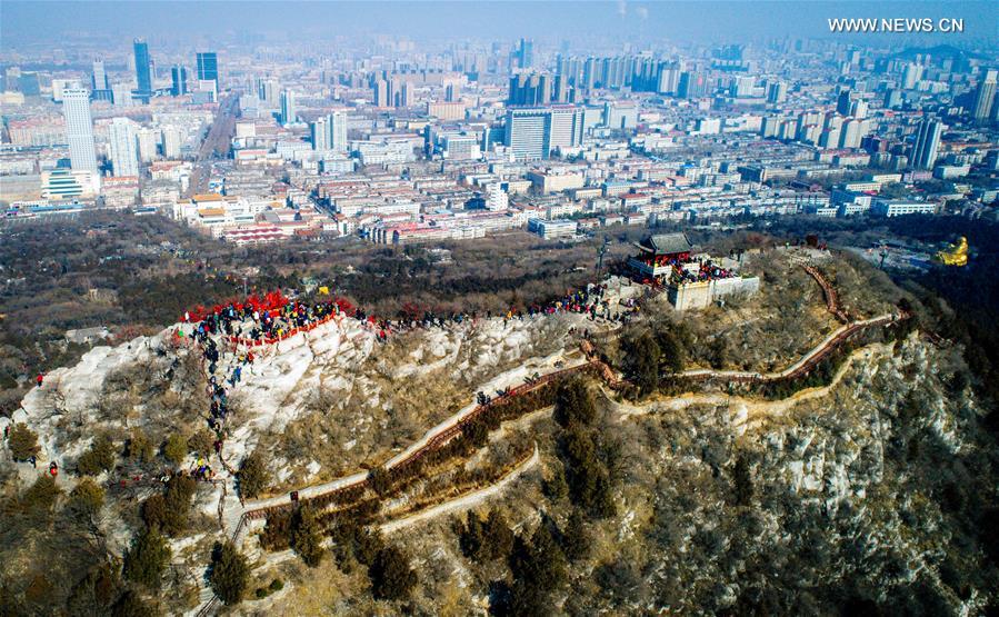 CHINA-JINAN-HIKING ON MOUNTAIN (CN)