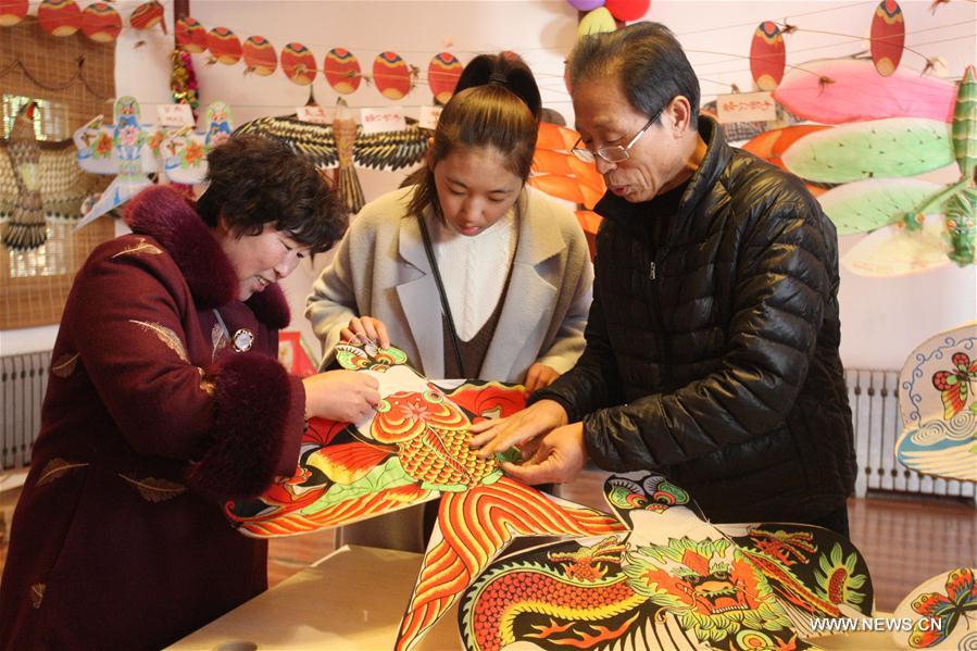  A traditional kites exhibition was held by Zhang Hongsheng on Tuesday, attracting many visitors.