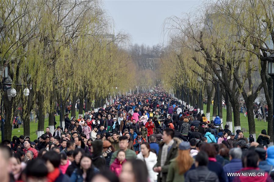 The renowned West Lake scenery zone received a total of 632,500 tourists on the fourth day of the Lunar New Year, or Spring Festival.