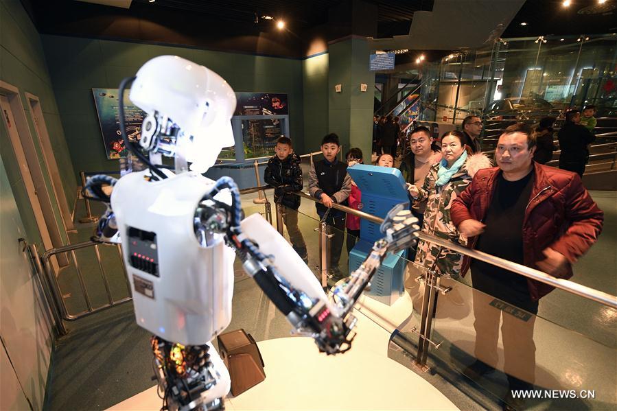 Tourists view a robot at the Ningxia Science and Technology Museum in Yinchuan, northwest China's Ningxia Hui Autonomous Region, Jan. 31, 2017, the 4th day of the Lunar New Year. (Xinhua/Wang Peng)