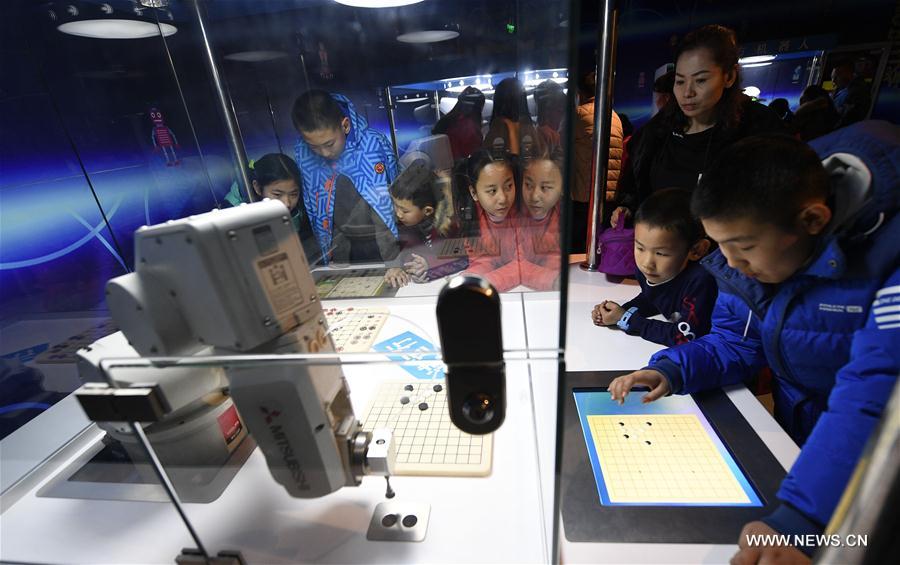 Tourists view a robot at the Ningxia Science and Technology Museum in Yinchuan, northwest China's Ningxia Hui Autonomous Region, Jan. 31, 2017, the 4th day of the Lunar New Year. (Xinhua/Wang Peng)