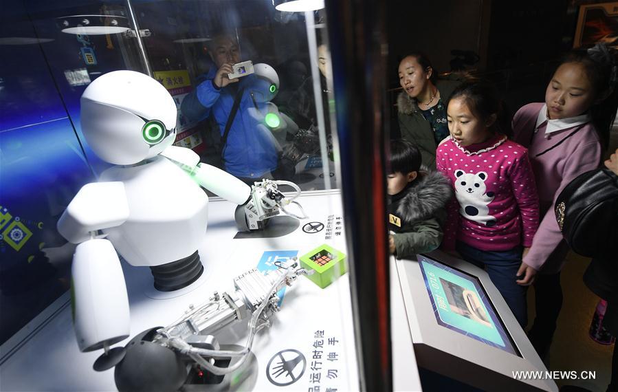 Tourists view a robot at the Ningxia Science and Technology Museum in Yinchuan, northwest China's Ningxia Hui Autonomous Region, Jan. 31, 2017, the 4th day of the Lunar New Year. (Xinhua/Wang Peng)