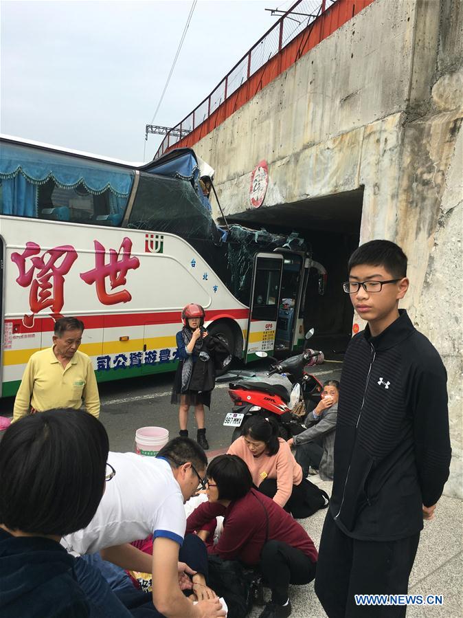 CHINA-TAIWAN-KAOHSIUNG-BUS-CRASH (CN)