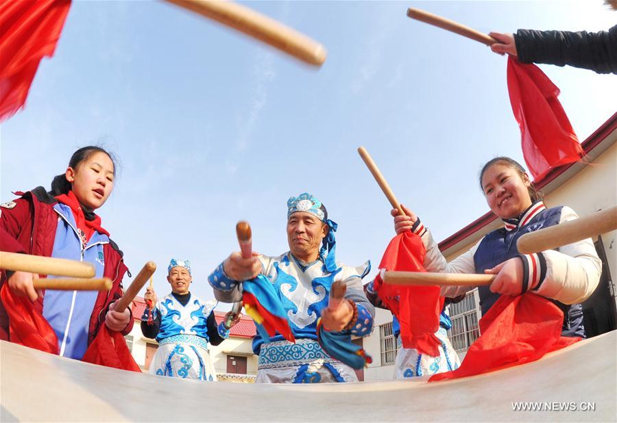 Artists here played the Renqiu Drum, an intangible culture heritage, to have children experience the traditional art.
