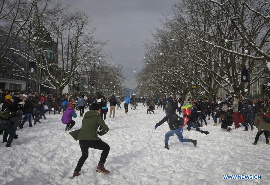 CANADA-VANCOUVER-UBC-SNOWBALL FIGHT