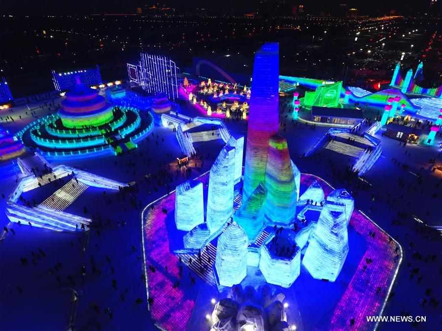  The ice-snow world, covering an area of 800,000 square meters, displayed some 2,000 groups of ice and snow landscape