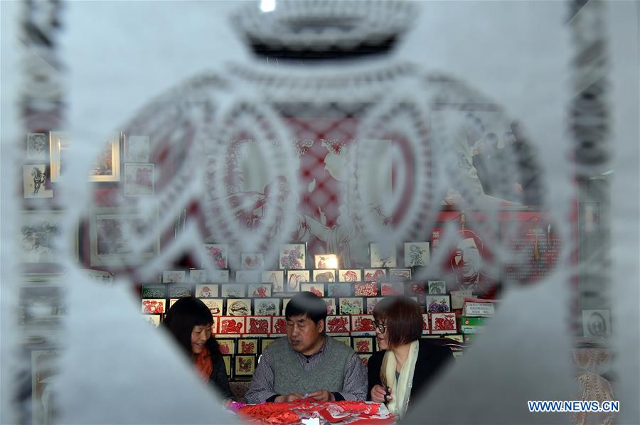 CHINA-LANZHOU-CRAFTSMAN-PAPER CUT (CN)