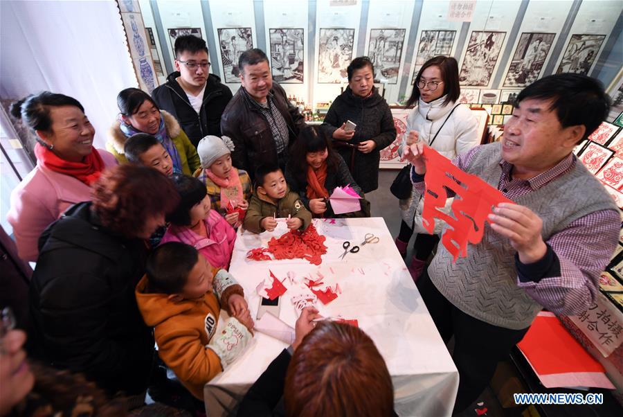CHINA-LANZHOU-CRAFTSMAN-PAPER CUT (CN)