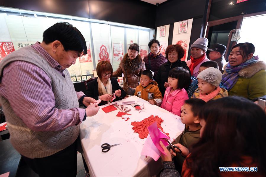 CHINA-LANZHOU-CRAFTSMAN-PAPER CUT (CN)