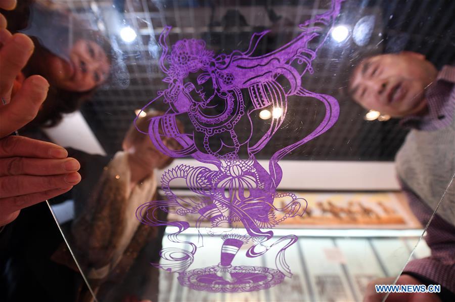 CHINA-LANZHOU-CRAFTSMAN-PAPER CUT (CN)