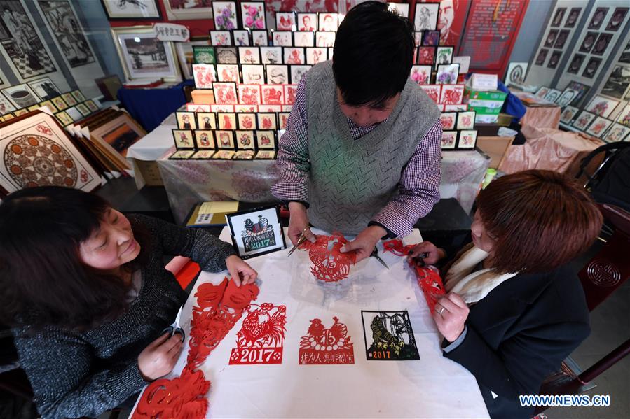 CHINA-LANZHOU-CRAFTSMAN-PAPER CUT (CN)