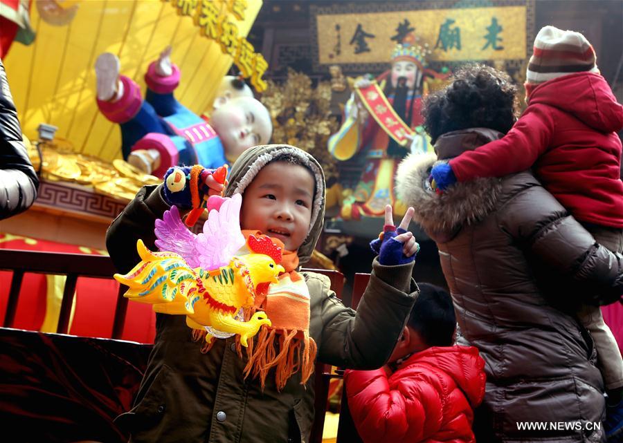  Traditional decorations at Yu Garden attract many tourists as the Lantern Festival draws near.