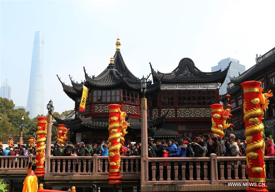  Traditional decorations at Yu Garden attract many tourists as the Lantern Festival draws near.