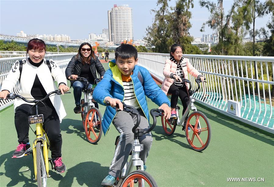 China's first bicycle path in the air, at a length of 7.6 kilometers, started a trial run on Jan. 26 in Xiamen. 