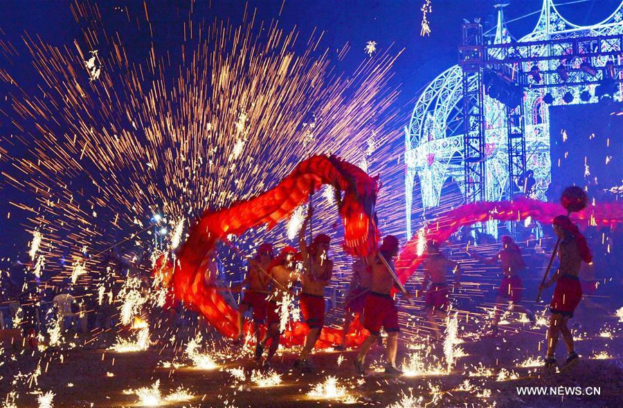 CHINA-LANTERN FESTIVAL-IRON SPARKS (CN)