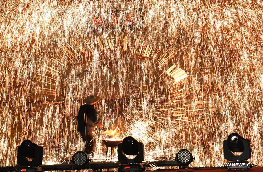 CHINA-LANTERN FESTIVAL-IRON SPARKS (CN)