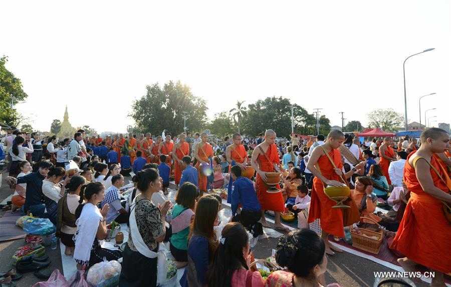 LAOS-VIENTIANE-TAK BAT CEREMONY