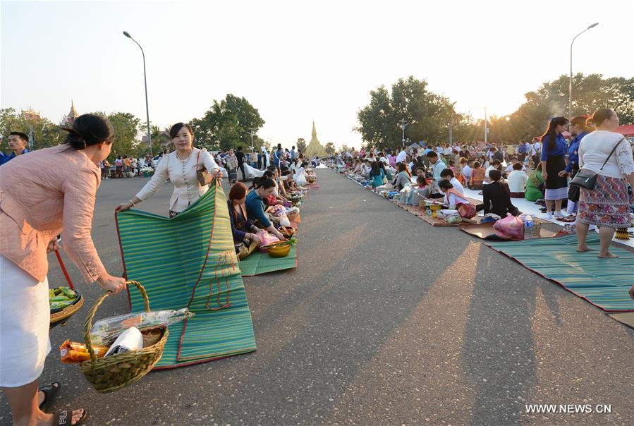 LAOS-VIENTIANE-TAK BAT CEREMONY