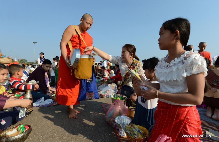LAOS-VIENTIANE-TAK BAT CEREMONY