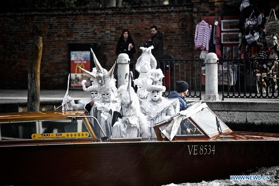 ITALY-VENICE-CARNIVAL-REVELERS