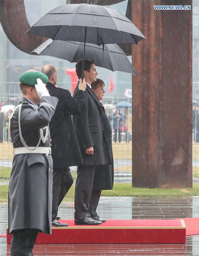 German Chancellor Angela Merkel (1st R) and visiting Canadian Prime Minister Justin Trudeau (2nd R) attend the welcome ceremony in Berlin, capital of Germany, on Feb. 17, 2017.