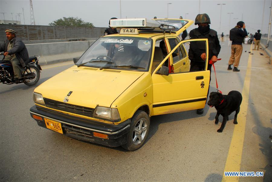 PAKISTAN-PESHAWAR-SECURITY-CHECKING