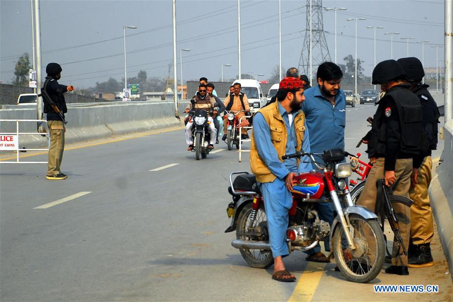 PAKISTAN-PESHAWAR-SECURITY-CHECKING