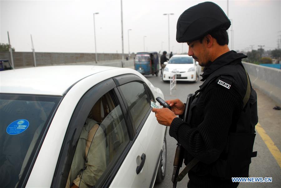 PAKISTAN-PESHAWAR-SECURITY-CHECKING