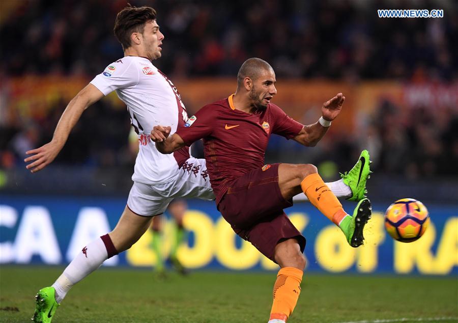 Roma's Bruno Peres (R) vies for the ball during a Serie A soccer match between Roma and Torino in Rome, Italy, Feb. 19, 2017. 