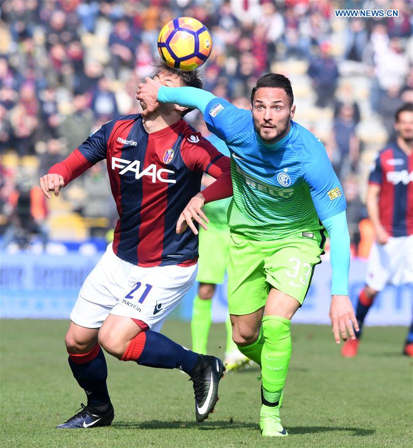 Bologna's Bruno Petkovic (L) competes with Inter Milan's Danilo D'Ambrosio during their Serie A soccer match in Bologna, Italy, Feb. 19, 2017.