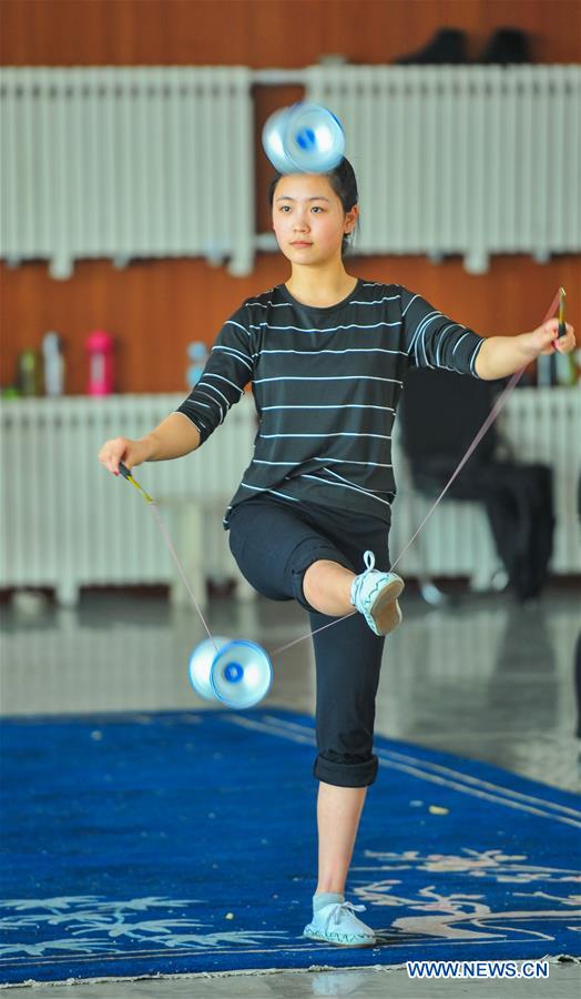 CHINA-HOHHOT-ACROBATICS-GUINNESS RECORD (CN)