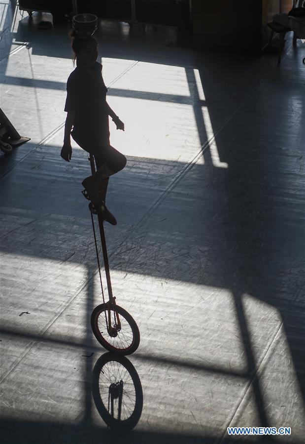 CHINA-HOHHOT-ACROBATICS-GUINNESS RECORD (CN)