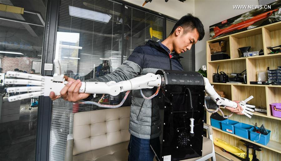 CHINA-ZHENGZHOU-ROBOT-SIGN LANGUAGE (CN)