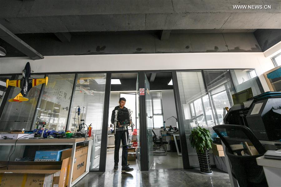 CHINA-ZHENGZHOU-ROBOT-SIGN LANGUAGE (CN)