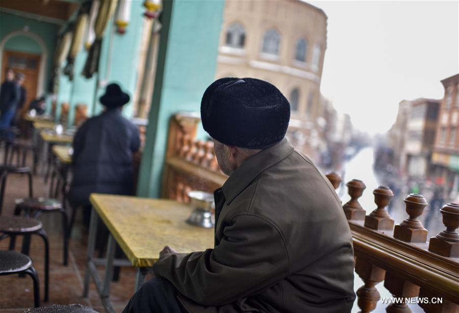 People in Kashgar has been drinking tea since more than a thousand years ago, thanks to the city's important position on the ancient Silk Road, through which merchants traded tea and other goods between China, Middle East and Europe