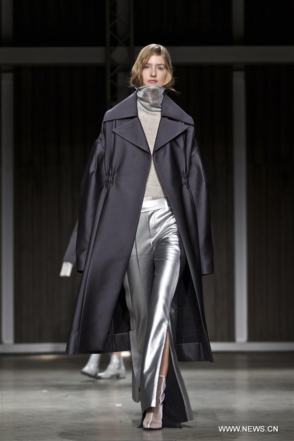 ITALY-MILAN-FASHION WEEK-RICOSTRU