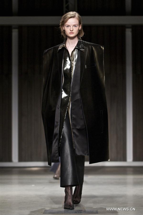 ITALY-MILAN-FASHION WEEK-RICOSTRU