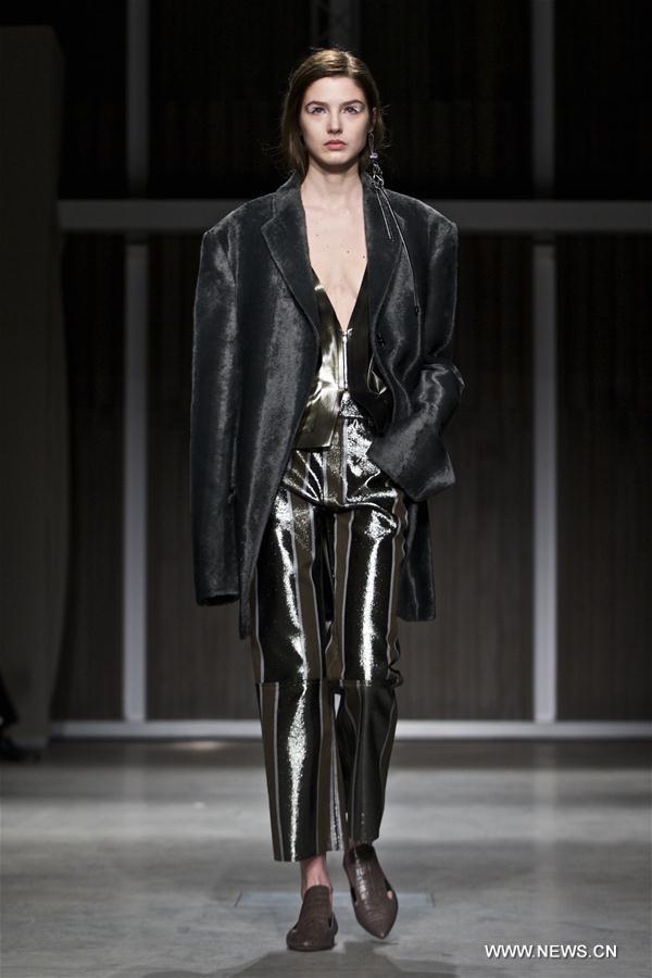 ITALY-MILAN-FASHION WEEK-RICOSTRU