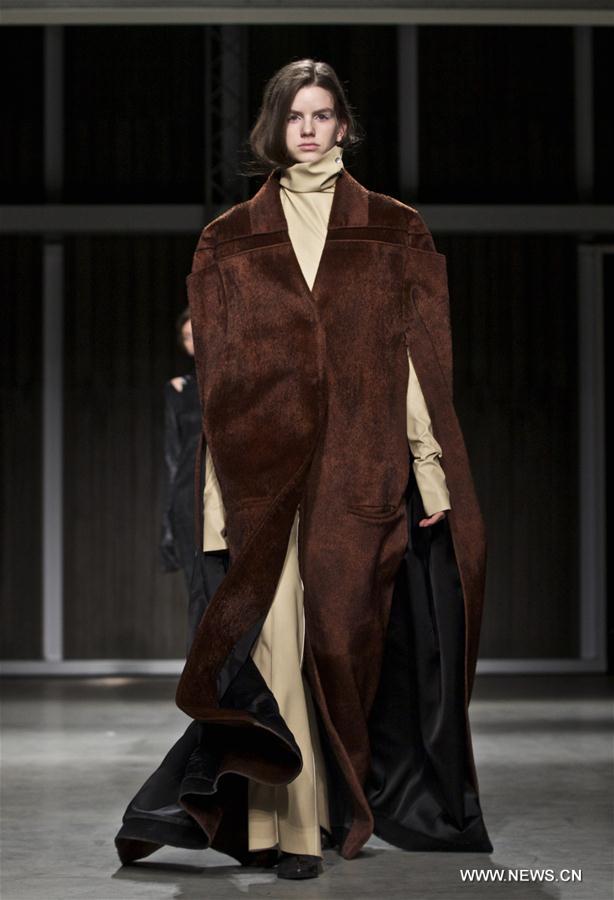 ITALY-MILAN-FASHION WEEK-RICOSTRU