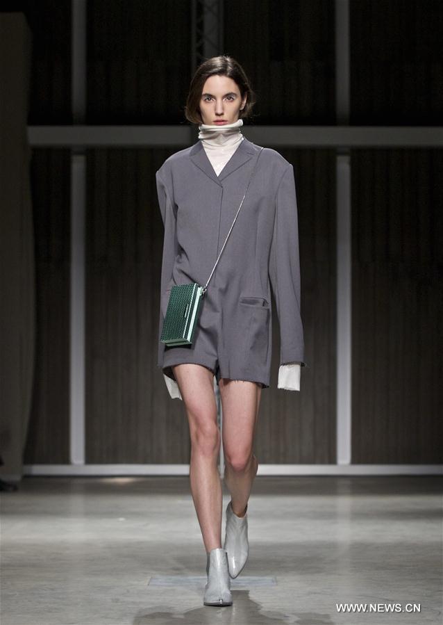 ITALY-MILAN-FASHION WEEK-RICOSTRU