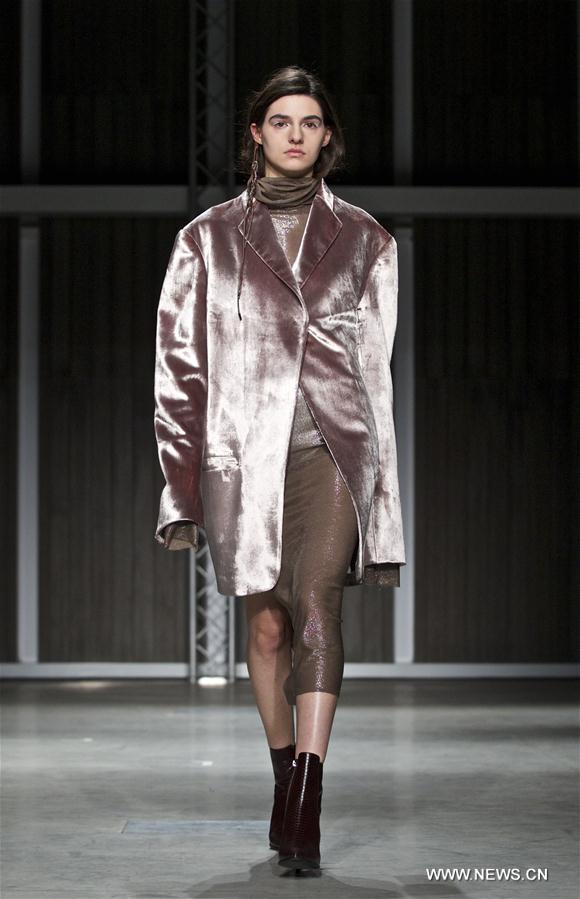 ITALY-MILAN-FASHION WEEK-RICOSTRU