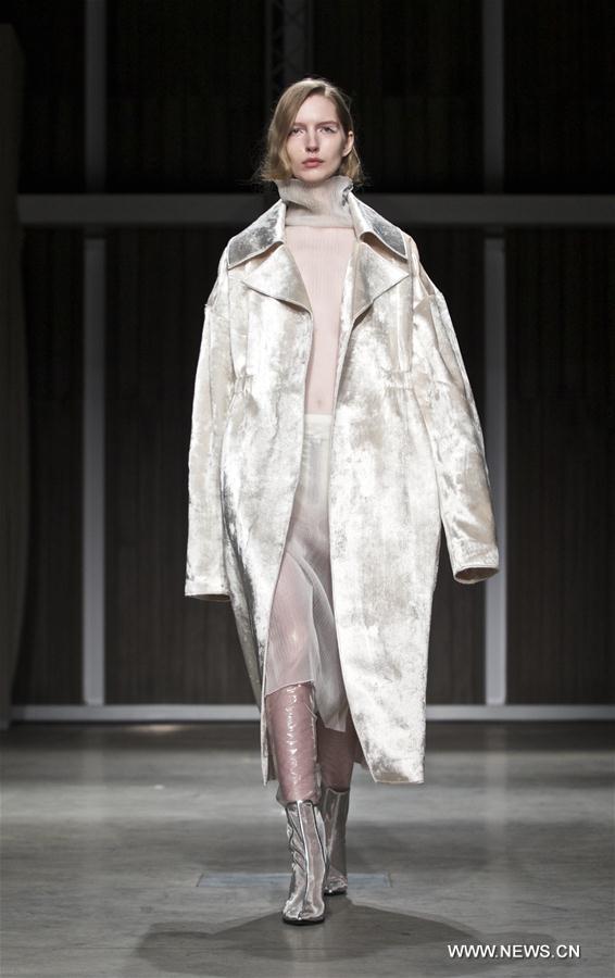 ITALY-MILAN-FASHION WEEK-RICOSTRU