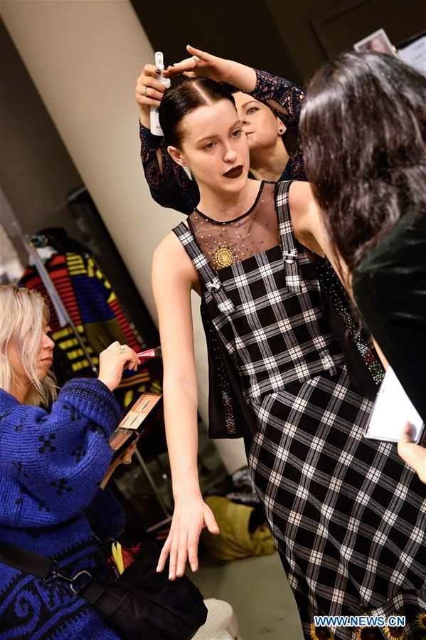 FRANCE-PARIS-FASHION WEEK-BACKSTAGE