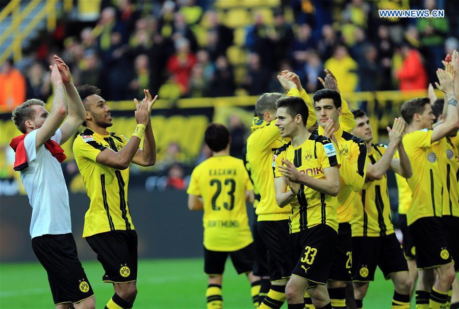 Pierre-Emerick Aubameyang (L2) of Borussia Dortmund celebrate victory with his teammates after the Bundesliga match against Bayer 04 Leverkusen at Signal Iduna Park in Dortmund, Germany, March 4, 2017.