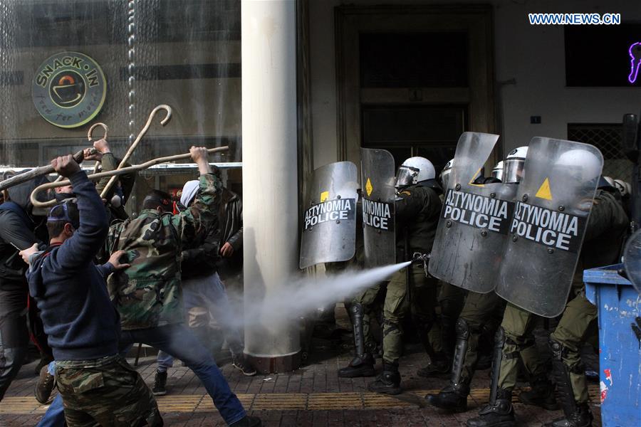 Greek farmers scuffle with anti-riot police during a protest in front of the Agriculture ministry in Athens, Greece, March 8, 2017. 