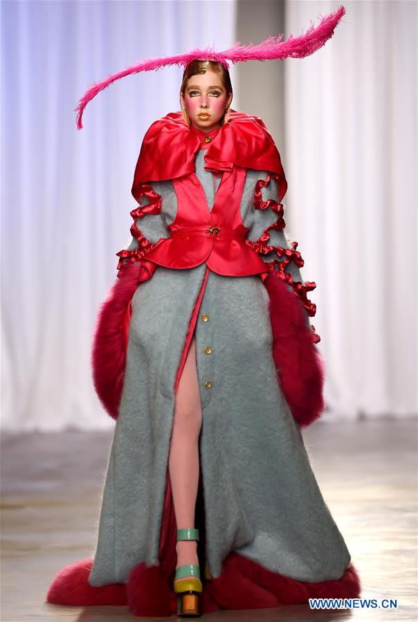 A model presents a creation of designer David Ferreira at the Lisbon Fashion Week Fall/Winter 2017/18 in Lisbon, capital of Portugal, on March 10, 2017. (Xinhua/Zhang Liyun)