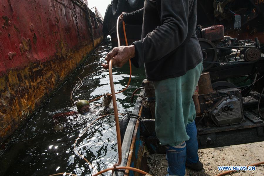 INDONESIA-JAKARTA-DAILY LIFE-MUSSELS WORKER