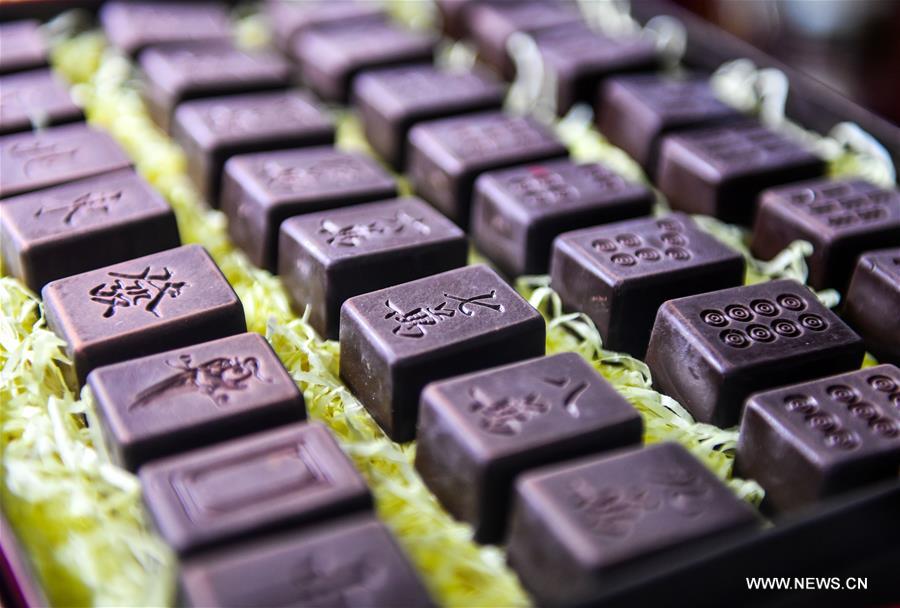 More than 700 artworks of chocolate participate in the art exhibition. 