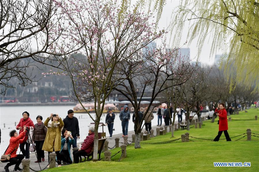 Tourists visit Bai Causeway in West Lake scenic area in Hangzhou, capital of east China's Zhejiang Province, March 17, 2017. (Xinhua/Huang Zongzhi) 